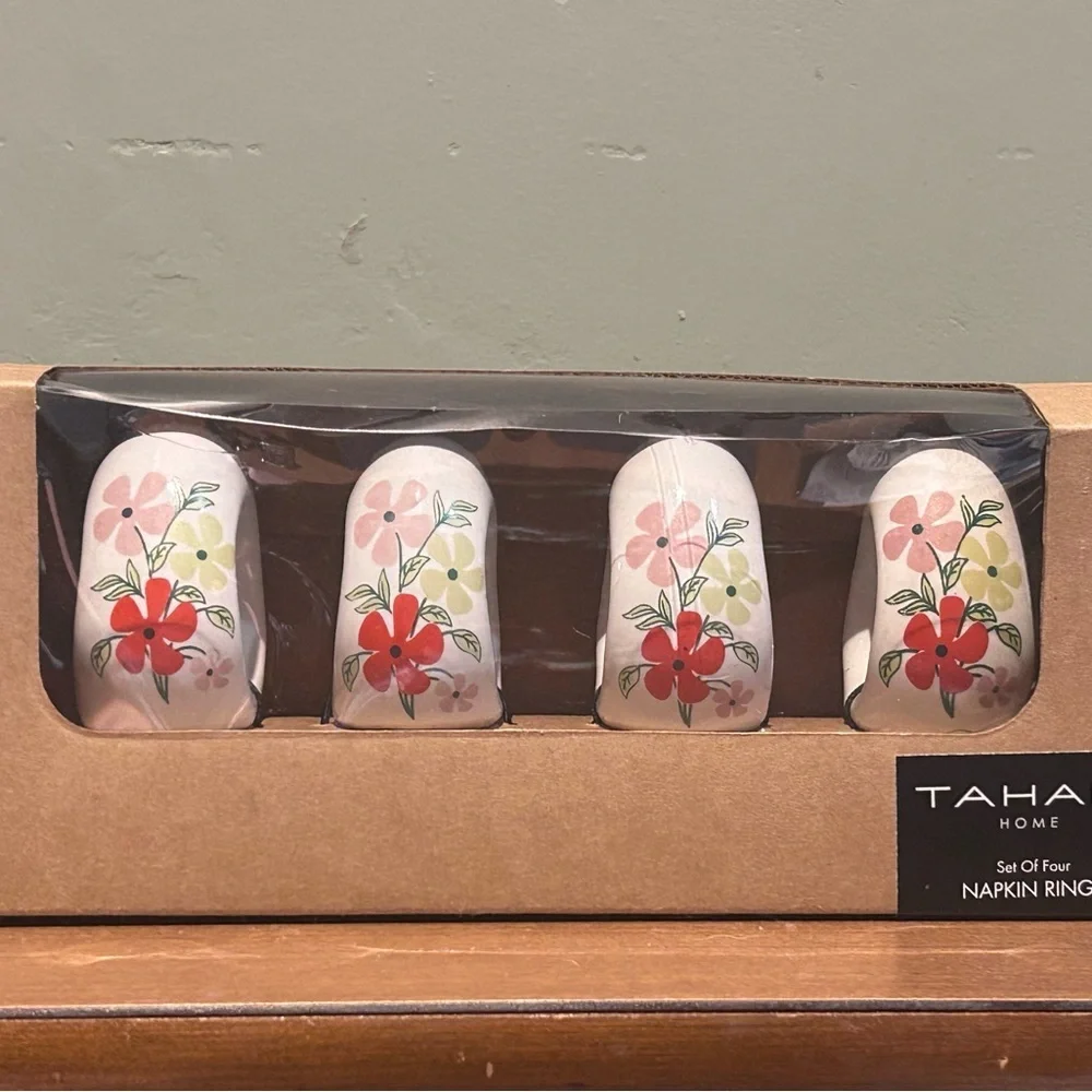 NEW Set Of 4 Ceramic Napkin Rings With Spring Floral Accents Made By Tahari Home